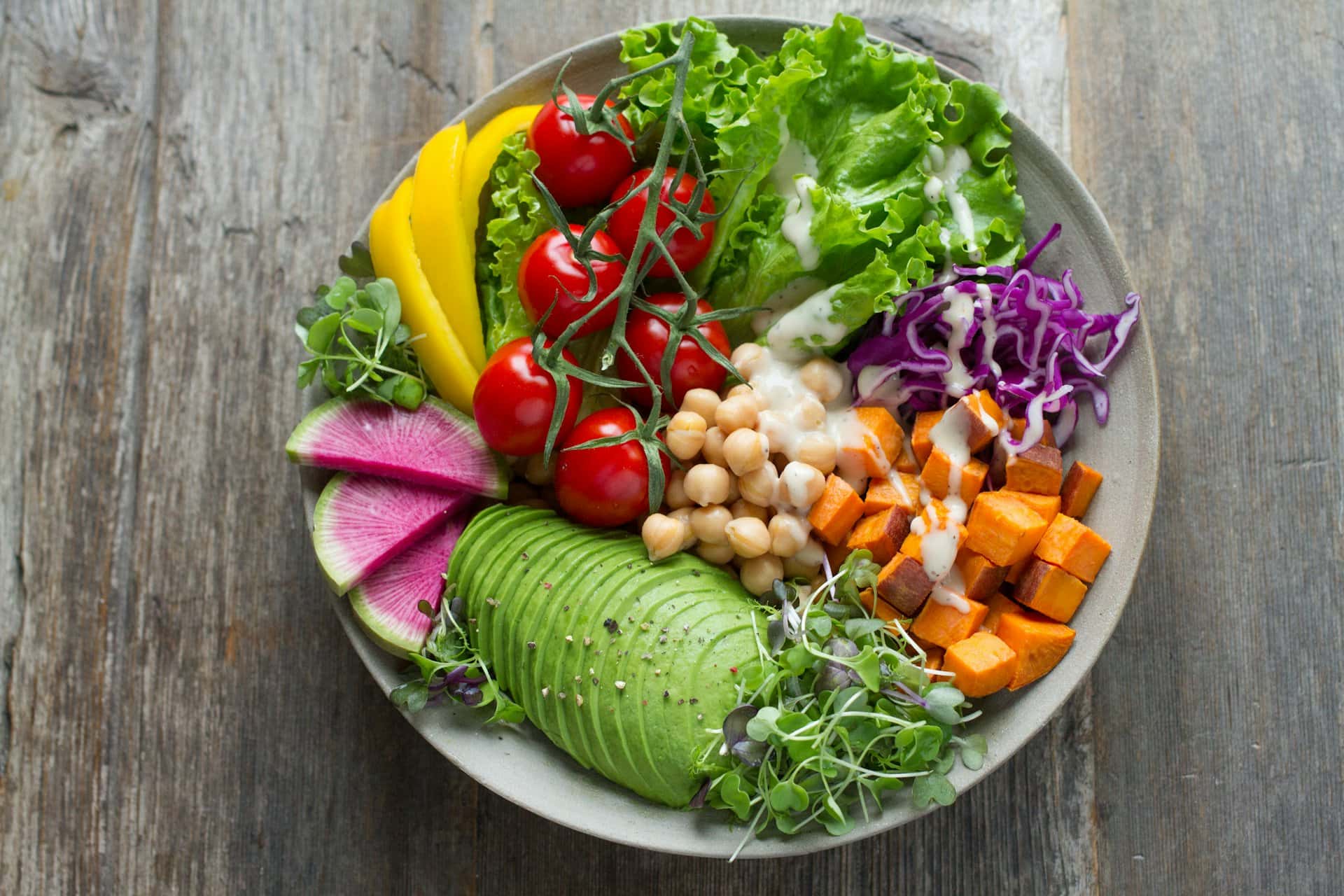 Plant-based bowl with avocado, chickpeas and fresh vegetables